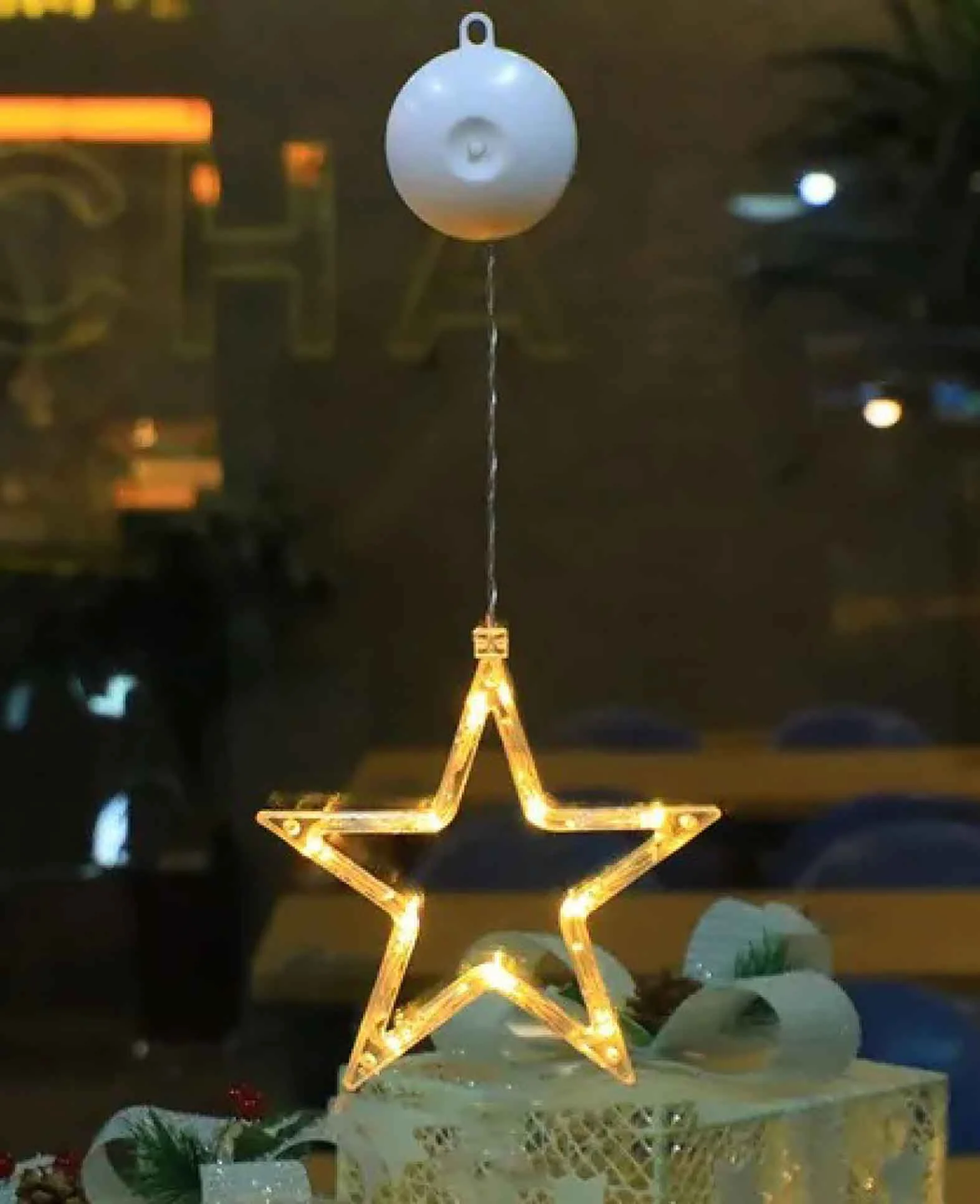 Weihnachtlicher LED Deko Stern mit Saugnapf für Fenster, 18 × 19cm