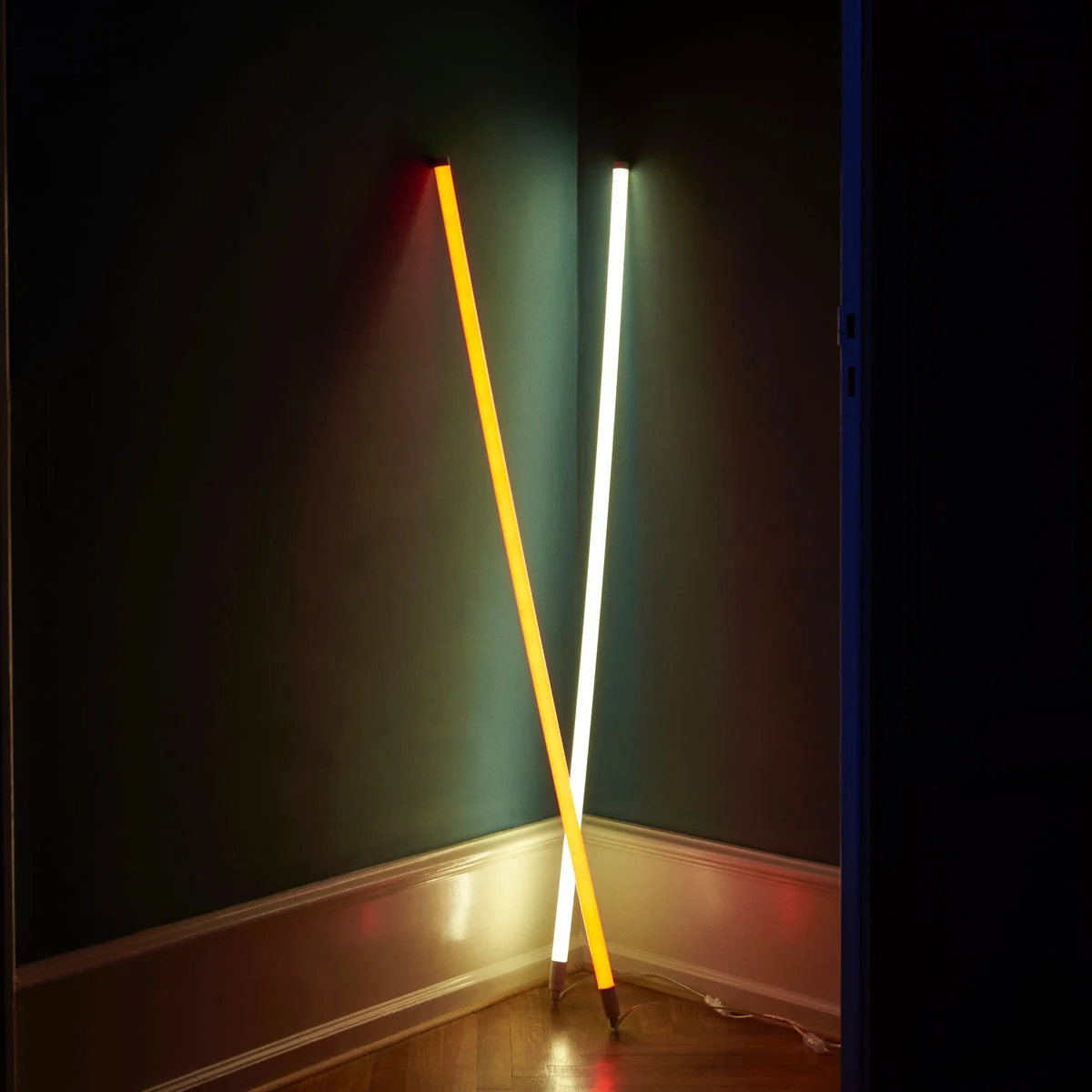 Leuchte „Neon Tube Yellow“ | Sonnige LED-Röhre mit Retro-Vibes | HAY