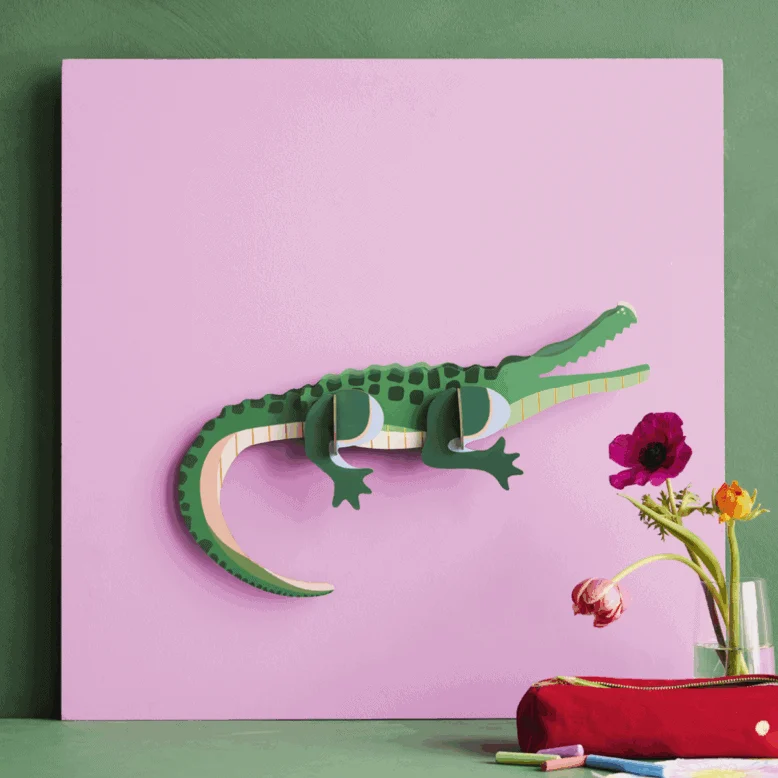 Wanddeko studio ROOF “Tall Crocodile” | Bunte Krokodil-Deko aus Karton